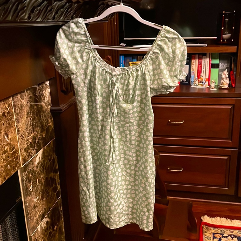 Shein floral dress, size M. Slightly fitted dress with puffy sleeves.